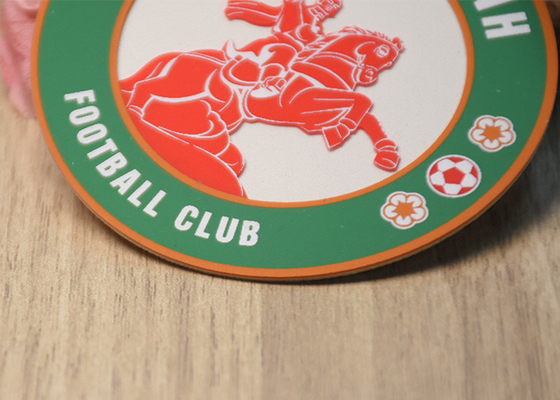 Silikon Logo ekranı beyaz mikro lif arkaplanında giyim için yazılmış yamalar