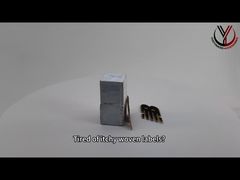 Daha Yakından Bakış: Giysilerin Üzerinde Yuvarlak CK 3D Silikon Logo Tek Renkli Parlak Kabartmalı