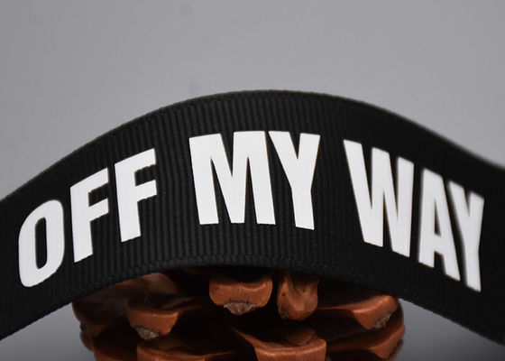 Giyim Özel 20mm Siyah Polyester Dokuma Beyaz Logo Serigrafi Baskılı Etiketler